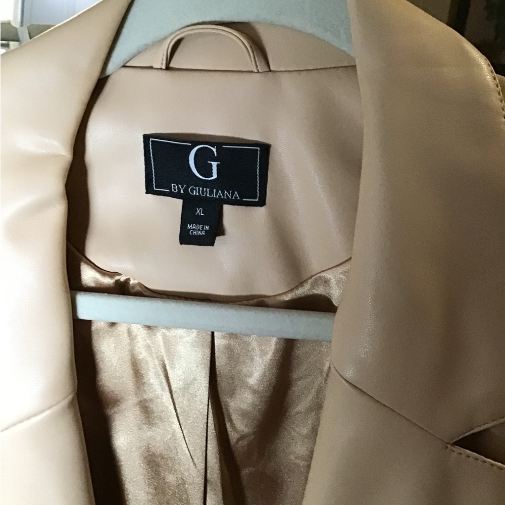G by Giuliana Cream Faux Blazer with Notched Lapels and Structured Shoulders - Picture 3 of 4